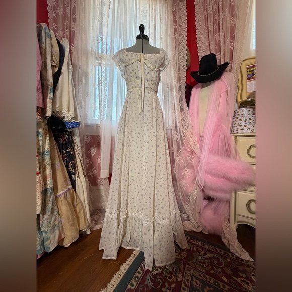 Vintage Dresses & Skirts - Vintage White Floral Maxi Off Shoulder Maxi Dress